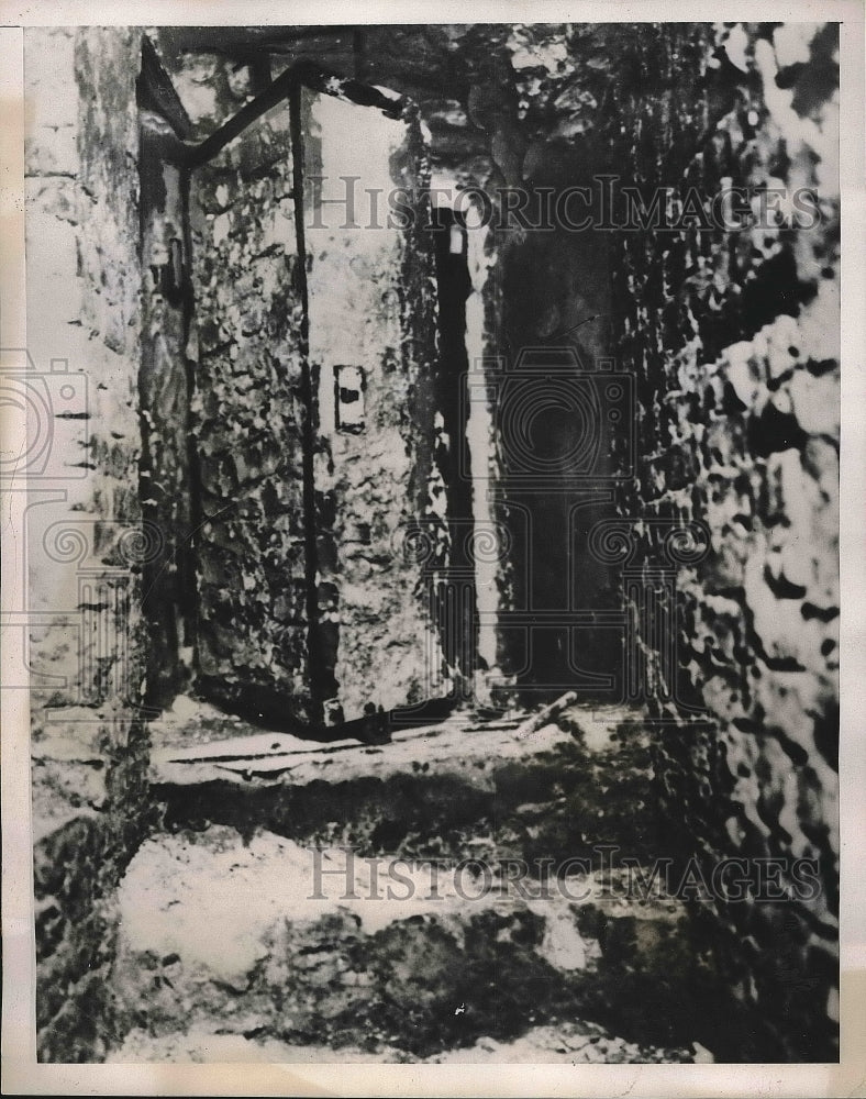 1937 Press Photo Hidden Entrance to Arms Cache of The Hooded Ones in Paris- Historic Images