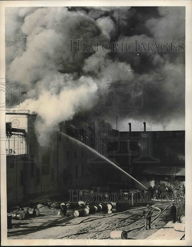 1948 Press Photo Smoke Goes Skyward at Huge Arco Plant Fire in Cleveland, Ohio