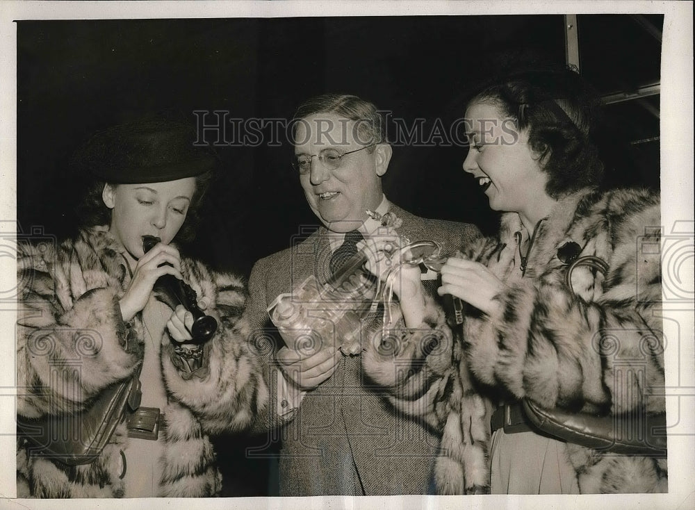1940 Press Photo Jeanne, Josephine Readinger, Streets of Paris, J.W. Young