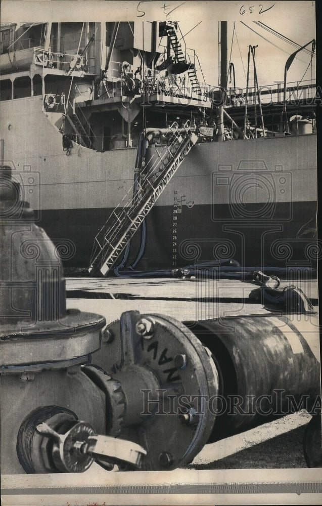 Load image into Gallery viewer, 1964 Press Photo Tanker "Suamico" Taking Million Gallons of Water - nex04804
