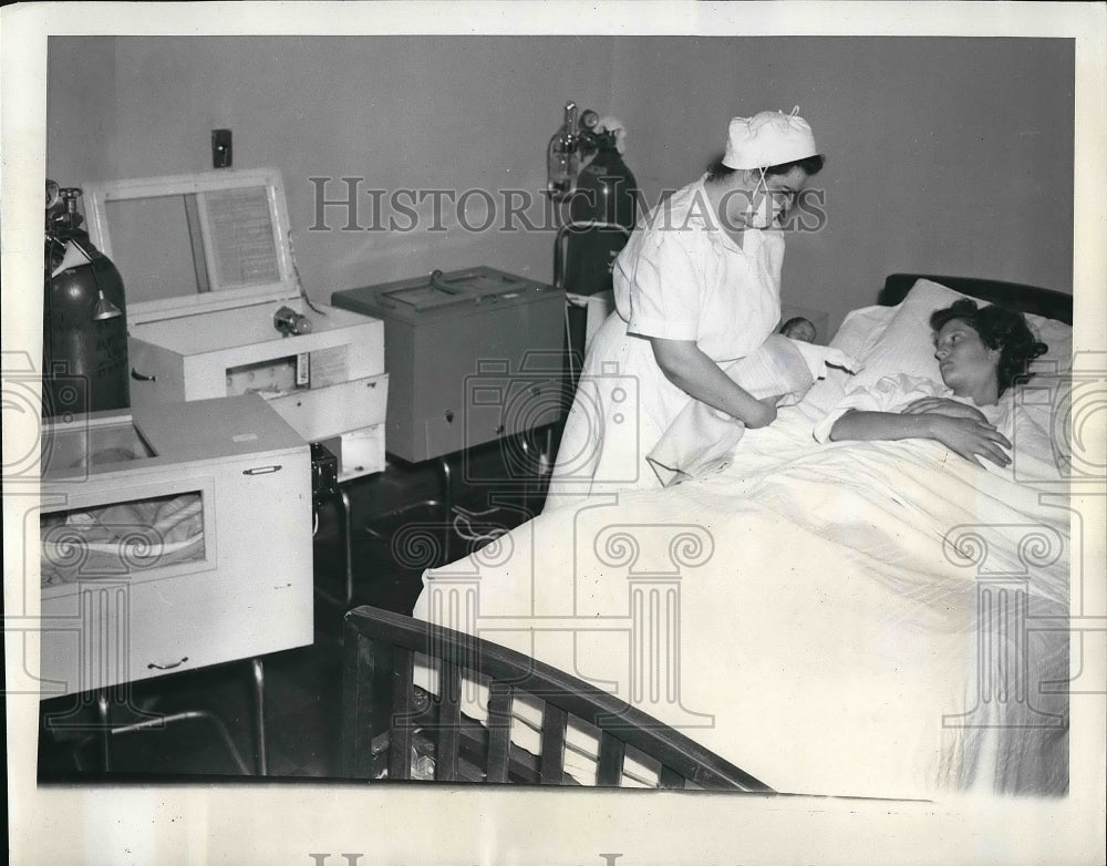 1944 Press Photo Mrs Charles Lee Gives Birth to 4 Boys - nex05034