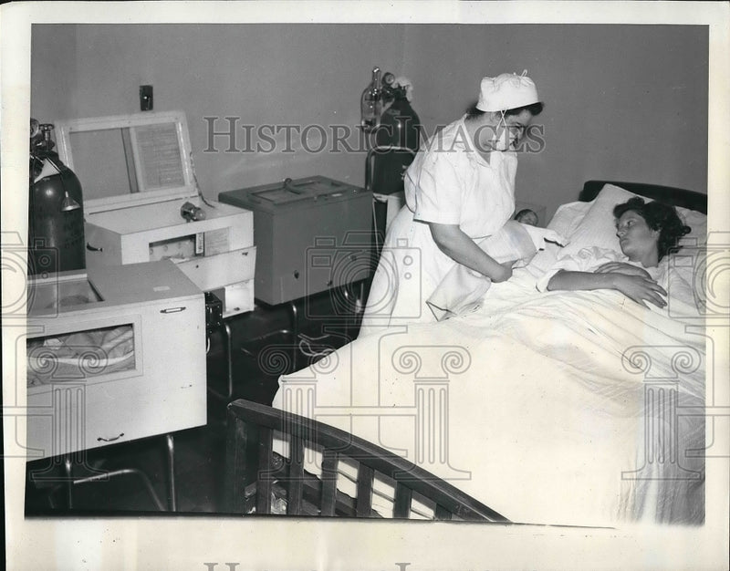 Load image into Gallery viewer, 1944 Press Photo Mrs Charles Lee Gives Birth to 4 Boys - nex05034
