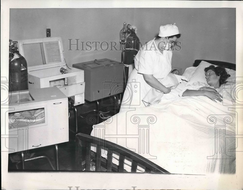 1944 Press Photo Mrs Charles Lee Gives Birth to 4 Boys - nex05035