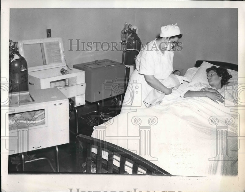 Load image into Gallery viewer, 1944 Press Photo Mrs Charles Lee Gives Birth to 4 Boys - nex05035
