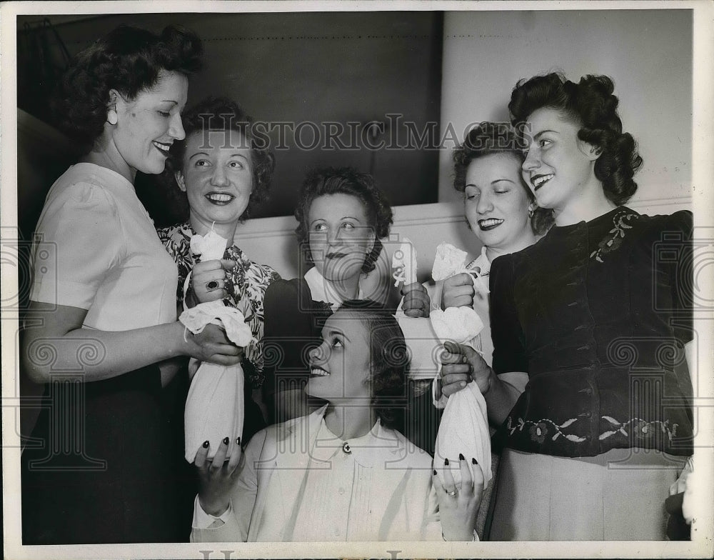 1944 Press Photo Red Cross Emily Morris, Mary, Nellie, Alice, Rose and K. Kensek
