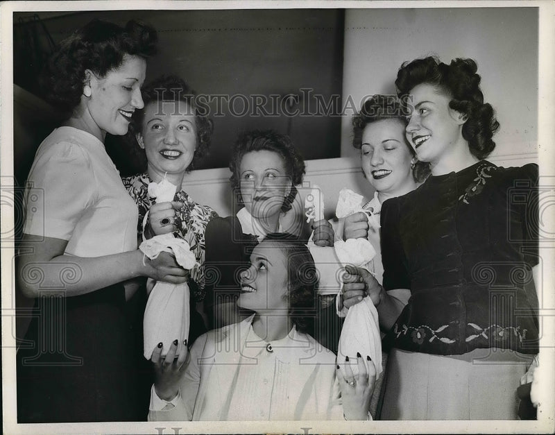 Load image into Gallery viewer, 1944 Press Photo Red Cross Emily Morris, Mary, Nellie, Alice, Rose and K. Kensek

