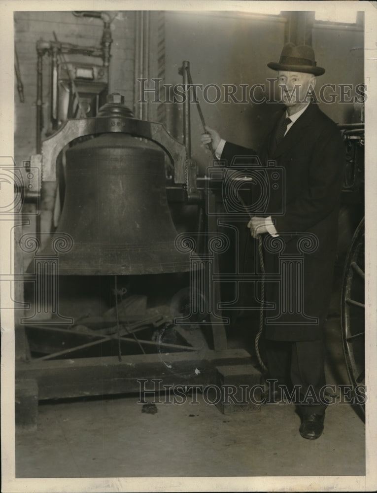 1927 Press Photo Dr.Benjamin Summy ringing Historic Bell on New Years Morning.