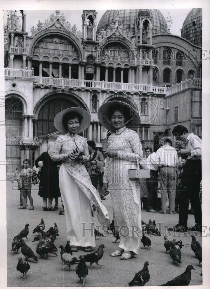 Load image into Gallery viewer, 1956 Press Photo Mrs. Nanyen Van Thong &amp; Daughter, Hoang, Enjoy Visit to Venice
