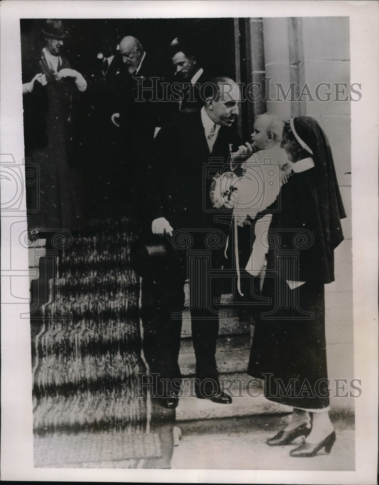 Load image into Gallery viewer, 1937 Press Photo King Alfonso of Spain greet his Granddaughter.
