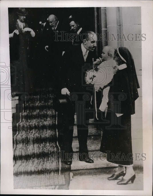 1937 Press Photo King Alfonso of Spain greet his Granddaughter.