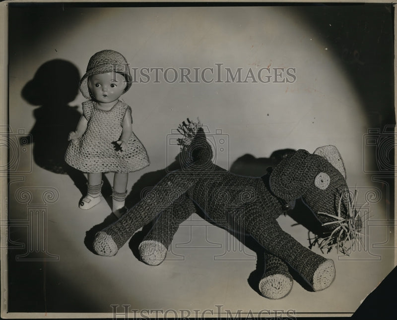 Load image into Gallery viewer, 1926 Press Photo A doll and a ragdoll dog
