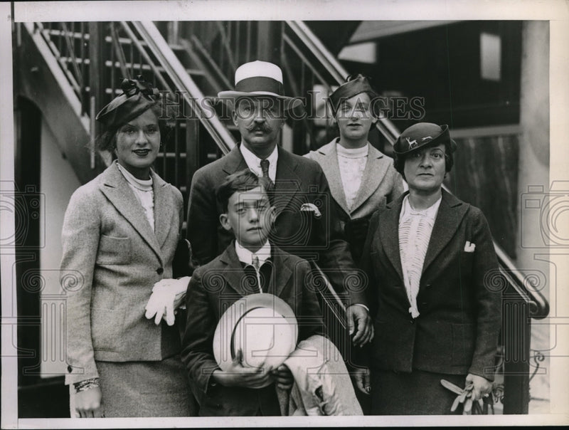 Load image into Gallery viewer, 1935 Press Photo Mr. &amp; Mrs. Kingdon Gould &amp; children Sylvia, Mr. Gould, Edith &amp;
