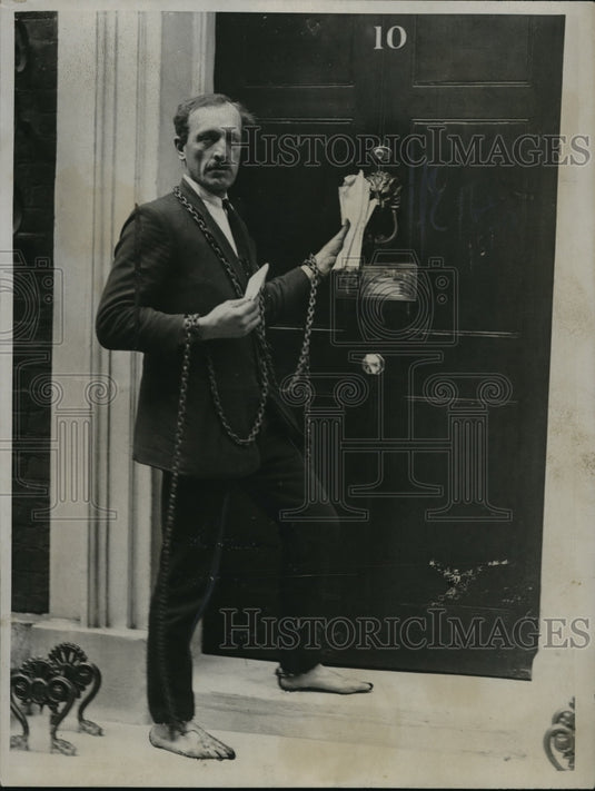 1922 Press Photo Ex-Srgt.Maj.Walter Wagstaffe barefooted and in Chains.- Historic Images