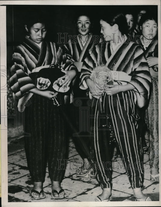 1938 Press Photo Students bold-stripped kimonos & traditional Japanese trousers- Historic Images