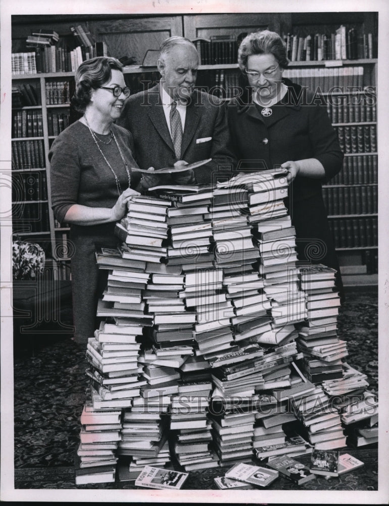 Load image into Gallery viewer, Press Photo Eleanor Wiese , Don Harbough &amp; Mrs. Maynard Collier at Book sale at
