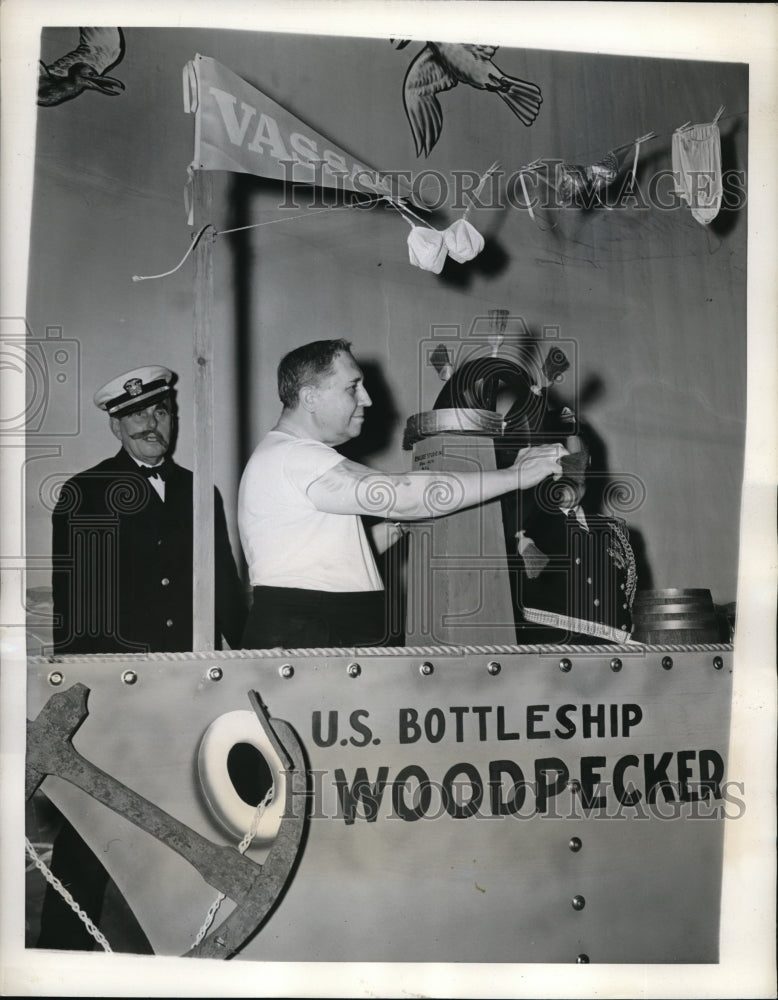 1941 Press Photo Rear Admiral Clark H. Woodward as he was inducted to the Saints