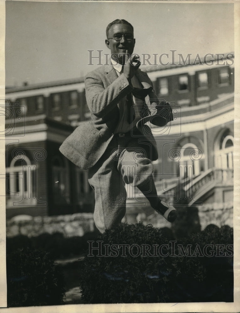 1923 Press Photo Herbert Mansfield Stock Broker posed in true Fairbanks.