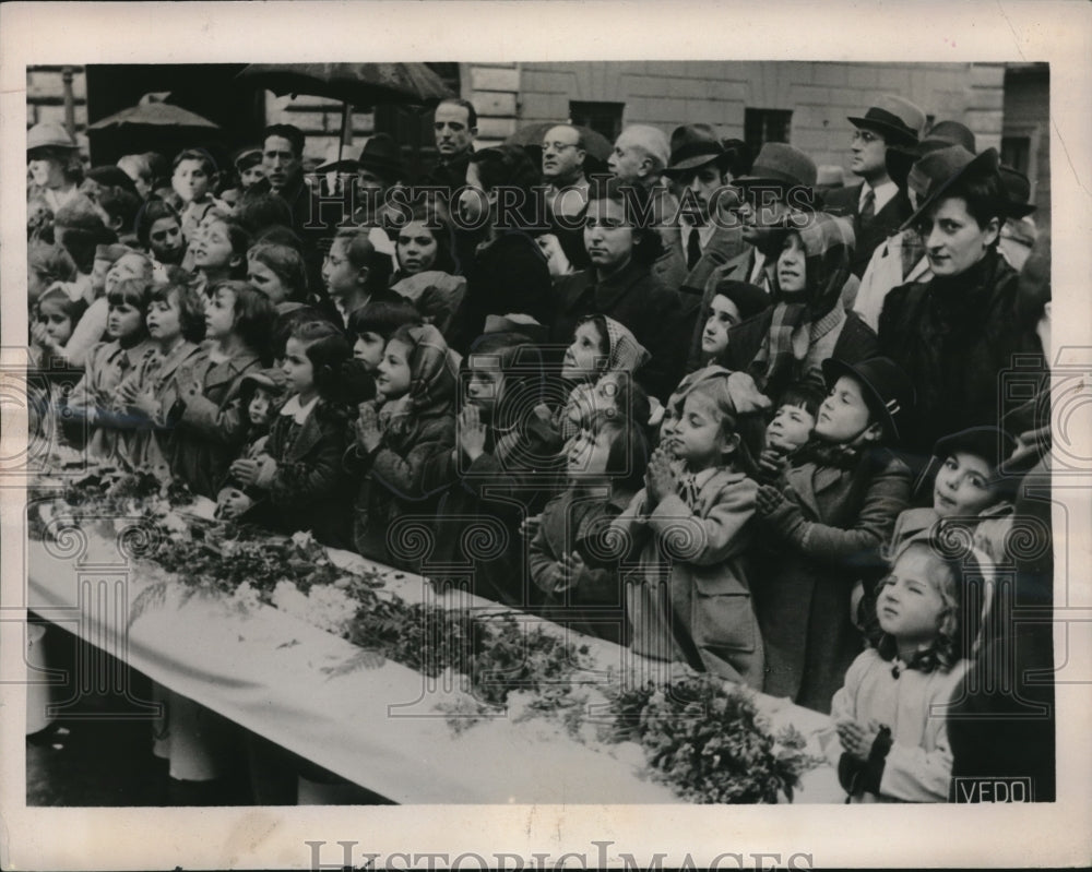 1941 Press Photo Rome Italy Children Of Rome Praying For Holy Mother War Efforts- Historic Images