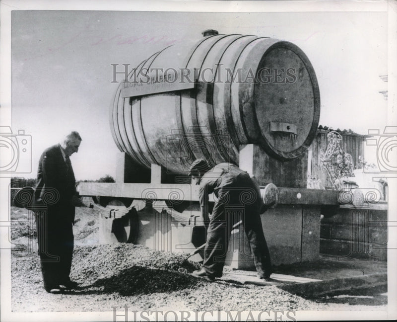 Load image into Gallery viewer, 1953 Press Photo Vine grower Leonce Chabernau supervises his tomb construction
