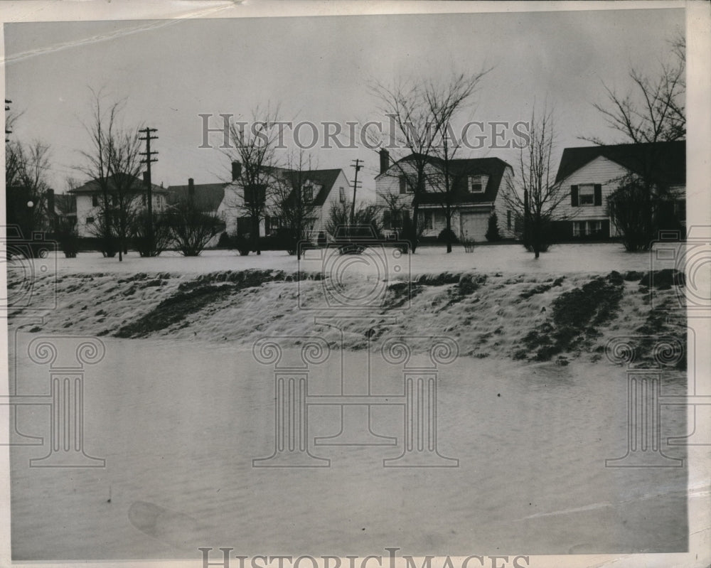 1944 Press Photo Ft Wayne Indiana Flood Maumee River five feet above flood stag