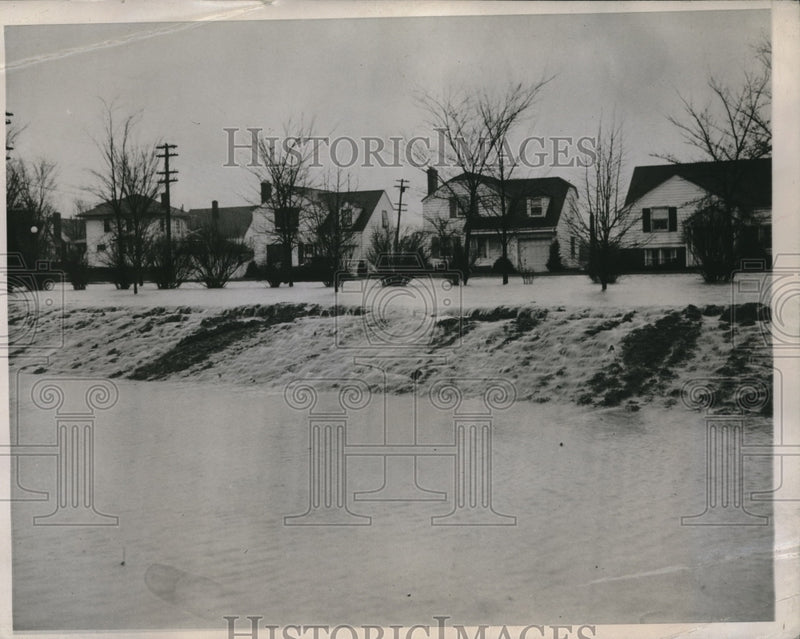 Load image into Gallery viewer, 1944 Press Photo Ft Wayne Indiana Flood Maumee River five feet above flood stag
