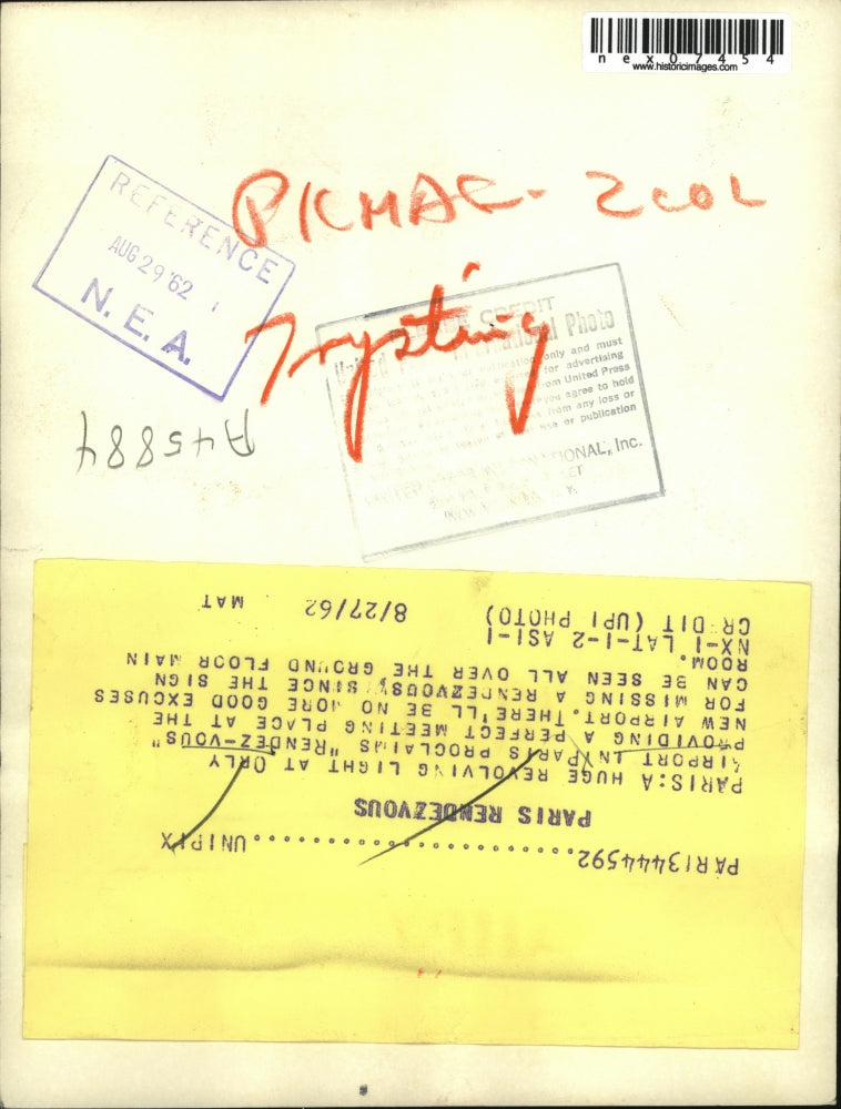Load image into Gallery viewer, 1962 Press Photo Revolving Light at Orly Airport in Paris Proclaims Rendez Vous
