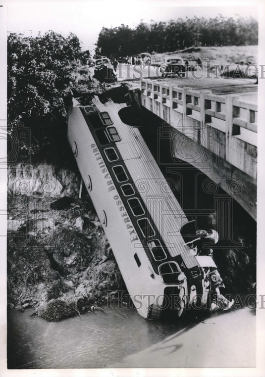 1955 Press Photo Rio De Janeiro Bus Crash- Historic Images