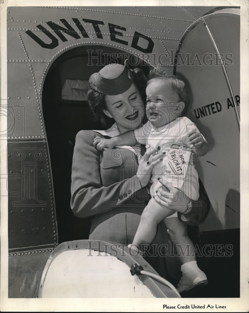 1945 Press Photo Civilian travelers boarding happily