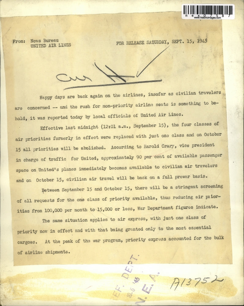 1945 Press Photo Civilian travelers boarding happily