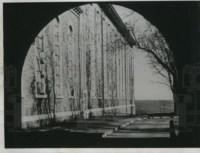 Load image into Gallery viewer, 1934 Press Photo General view of the entrance of South Dakota State Penitentiary
