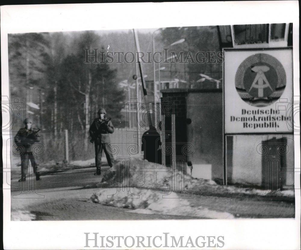 1969 Press Photo Armed East German soldiers close the Marienborn checkpoint- Historic Images