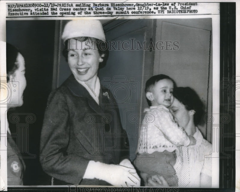 Load image into Gallery viewer, 1959 Press Photo Barbara Eisenhower,daughter-in-law of the Pres visits Red Cross
