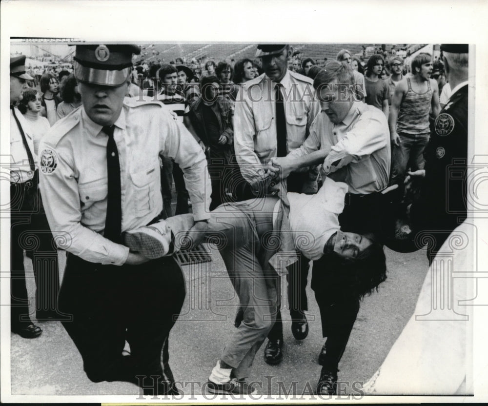 1970 Press Photo Police carrying a youth that gate crashed pop festival