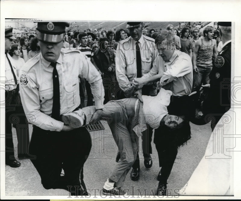 Load image into Gallery viewer, 1970 Press Photo Police carrying a youth that gate crashed pop festival
