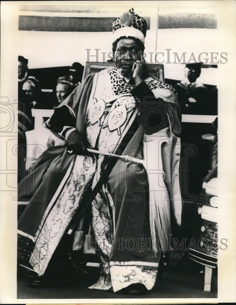 Load image into Gallery viewer, 1970 Press Photo Kenya President Jomo Kenyata as Chancellor of Nairobi Univesity
