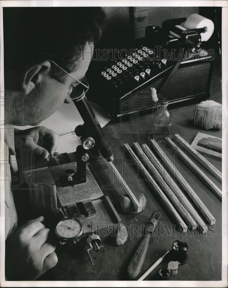 Load image into Gallery viewer, 1951 Press Photo Dr Edmond Schulman Climatologist
