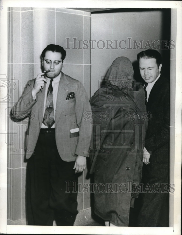 1941 Press Photo Veiled Woman in Government Income Tax Investigation Seattle