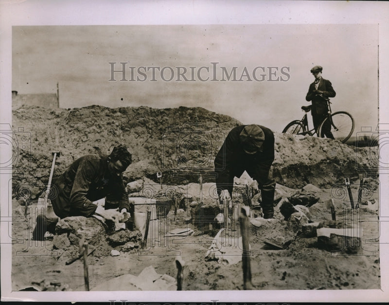 Load image into Gallery viewer, 1928 Press Photo Example of a Bronze Age cemetery excavated at Schenkenberg
