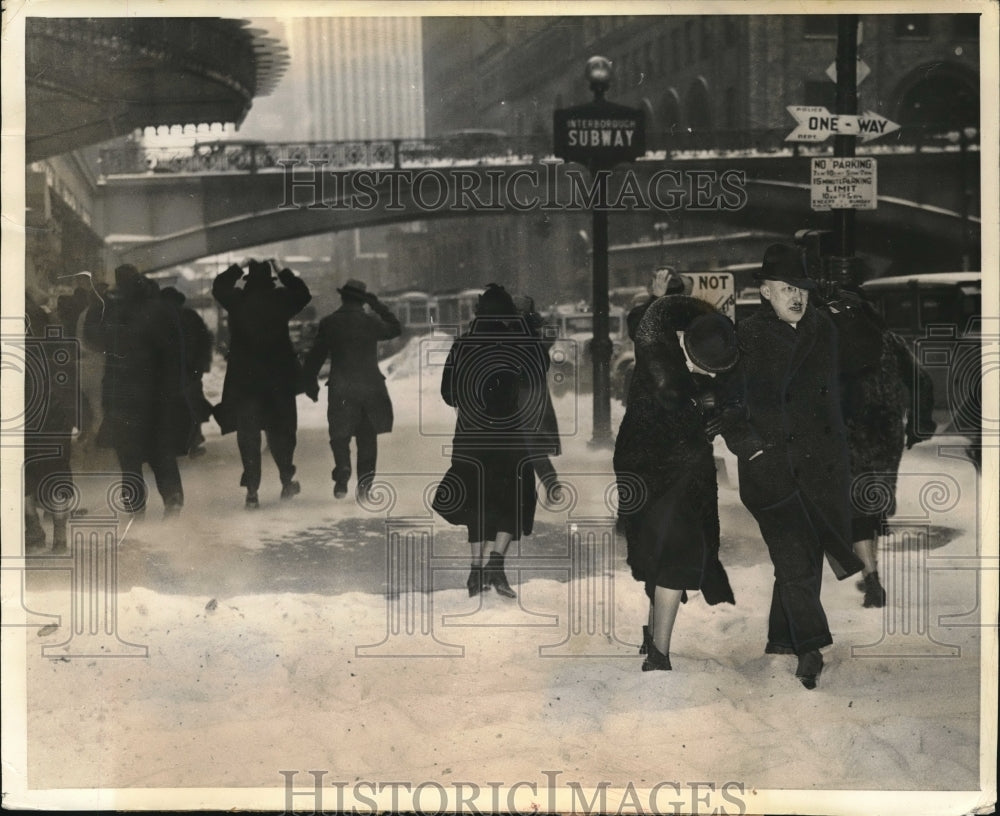 Press Photo Pedestrians Fight Their Way Through Wind Gusts 45th Street