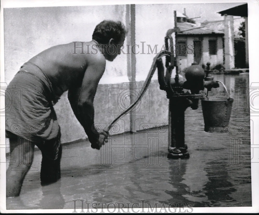 1967 Press Photo Indian man pumping fresh water out of a well at Orissa-West