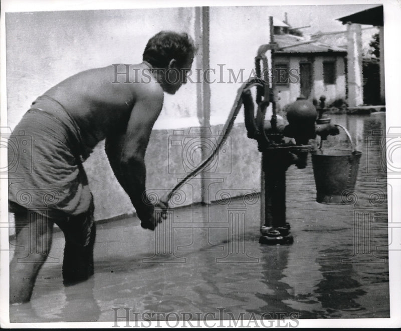 Load image into Gallery viewer, 1967 Press Photo Indian man pumping fresh water out of a well at Orissa-West
