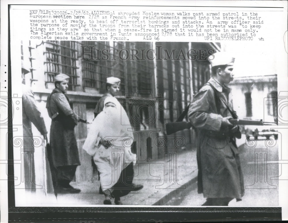 1962 Press Photo French Army Moves into Streets of Algiers to Combat Terrorism- Historic Images