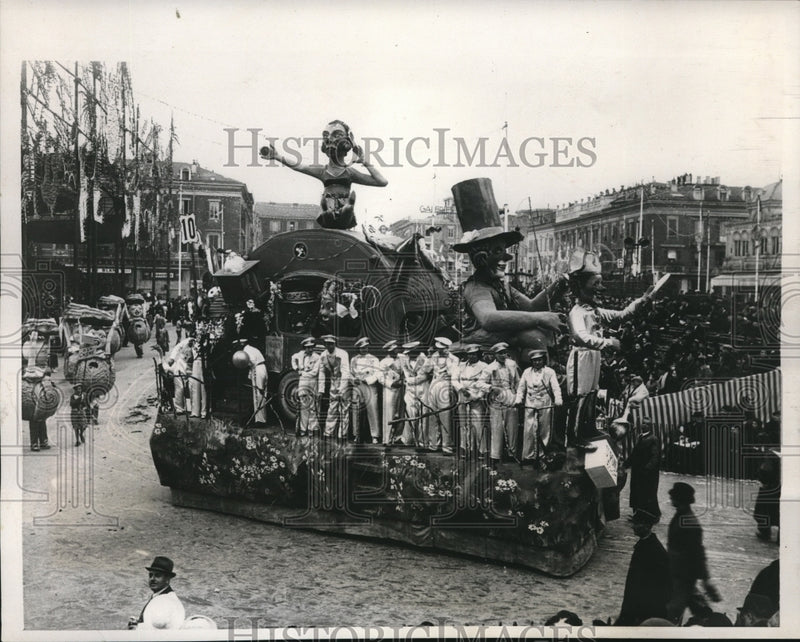 Load image into Gallery viewer, 1939 Press Photo Carnival Float Nice France
