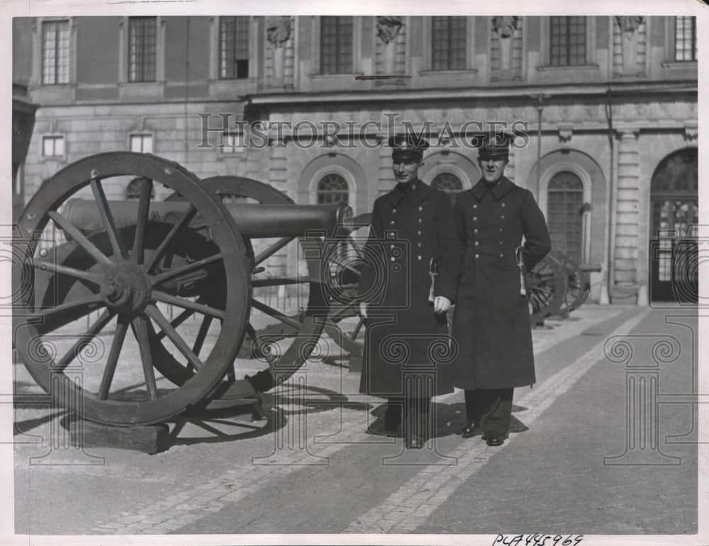 1938 Press Photo Stockholm Sweden Guards Outside The Royal Castle