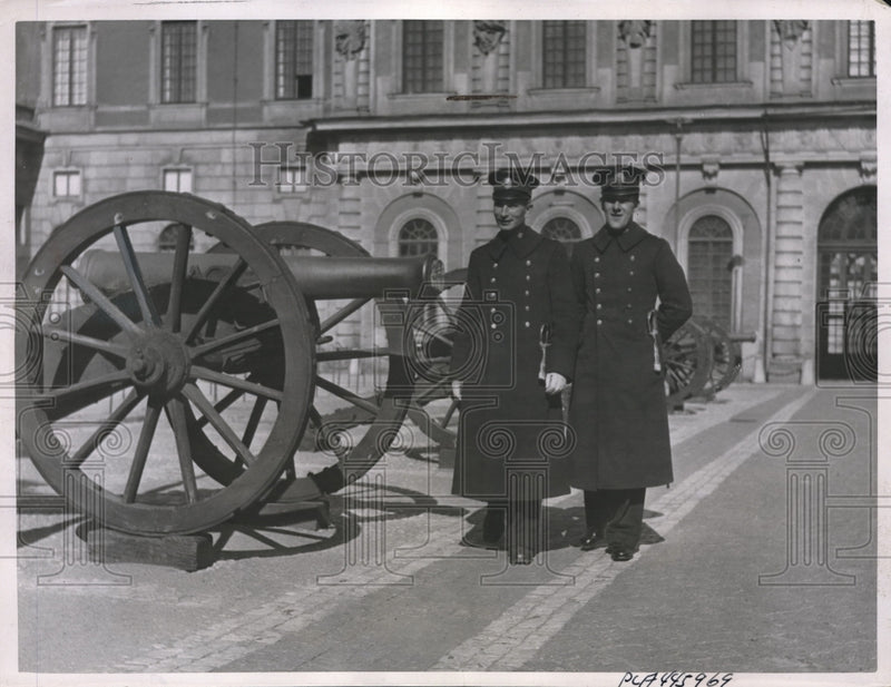 Load image into Gallery viewer, 1938 Press Photo Stockholm Sweden Guards Outside The Royal Castle
