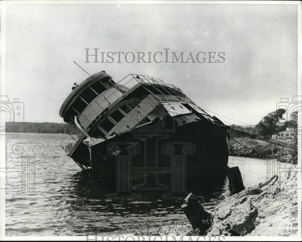 1975 Press Photo Northeast River SS Chauncy M Depew Washed Up