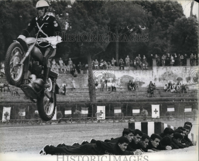 Load image into Gallery viewer, 1965 Press Photo Police Armed Forces Parade Show Piazza Di Siena Italy
