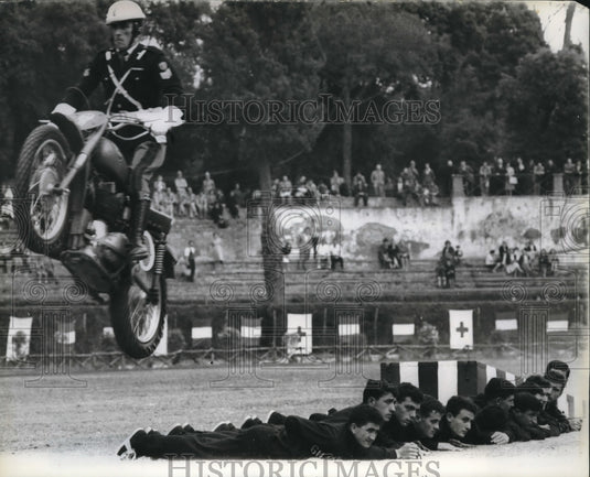 1965 Press Photo Police Armed Forces Parade Show Piazza Di Siena Italy