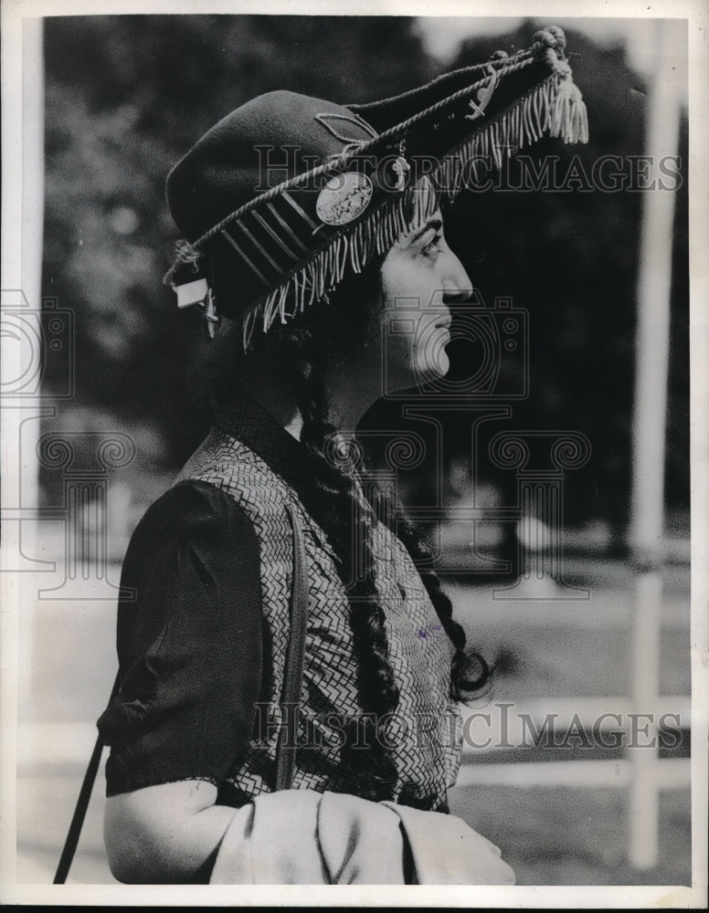 Load image into Gallery viewer, 1948 Press Photo Giuseppina Carbone wears Italian University hat at Olympics
