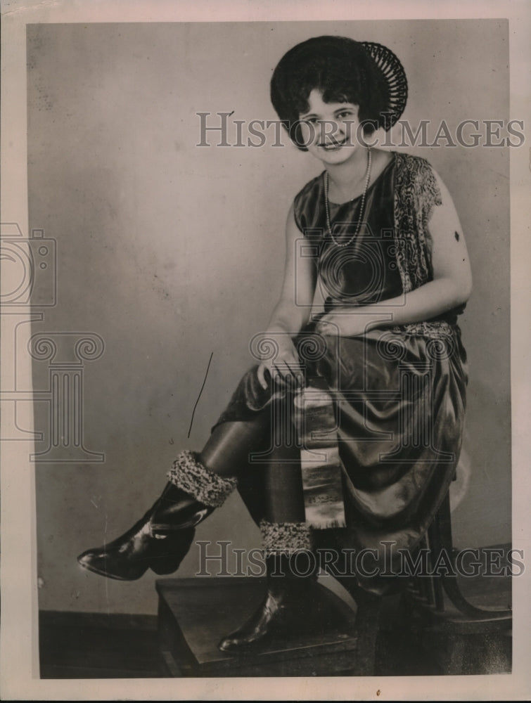 Load image into Gallery viewer, 1923 Press Photo Miss Olive ME Richmond Winter Footwear Blue Ribbon Winner
